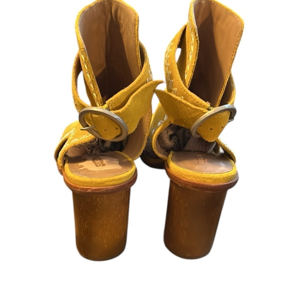 BERNARDO Mustard Split Suede Embroidered Block Heel Open Toe Sandal Size 6 - Picture 4 of 9